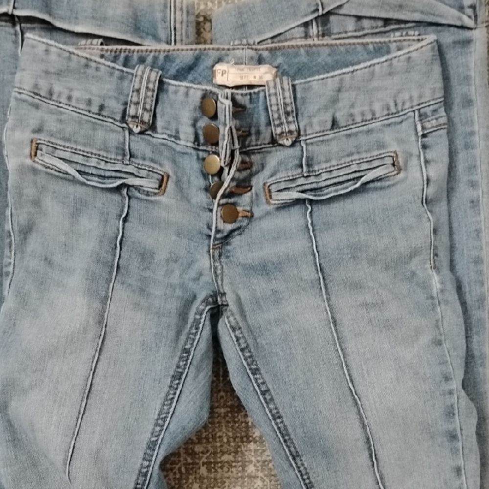 Free People Blue Jeans Vintage Style Bell Bottom Leg. 26 Sz